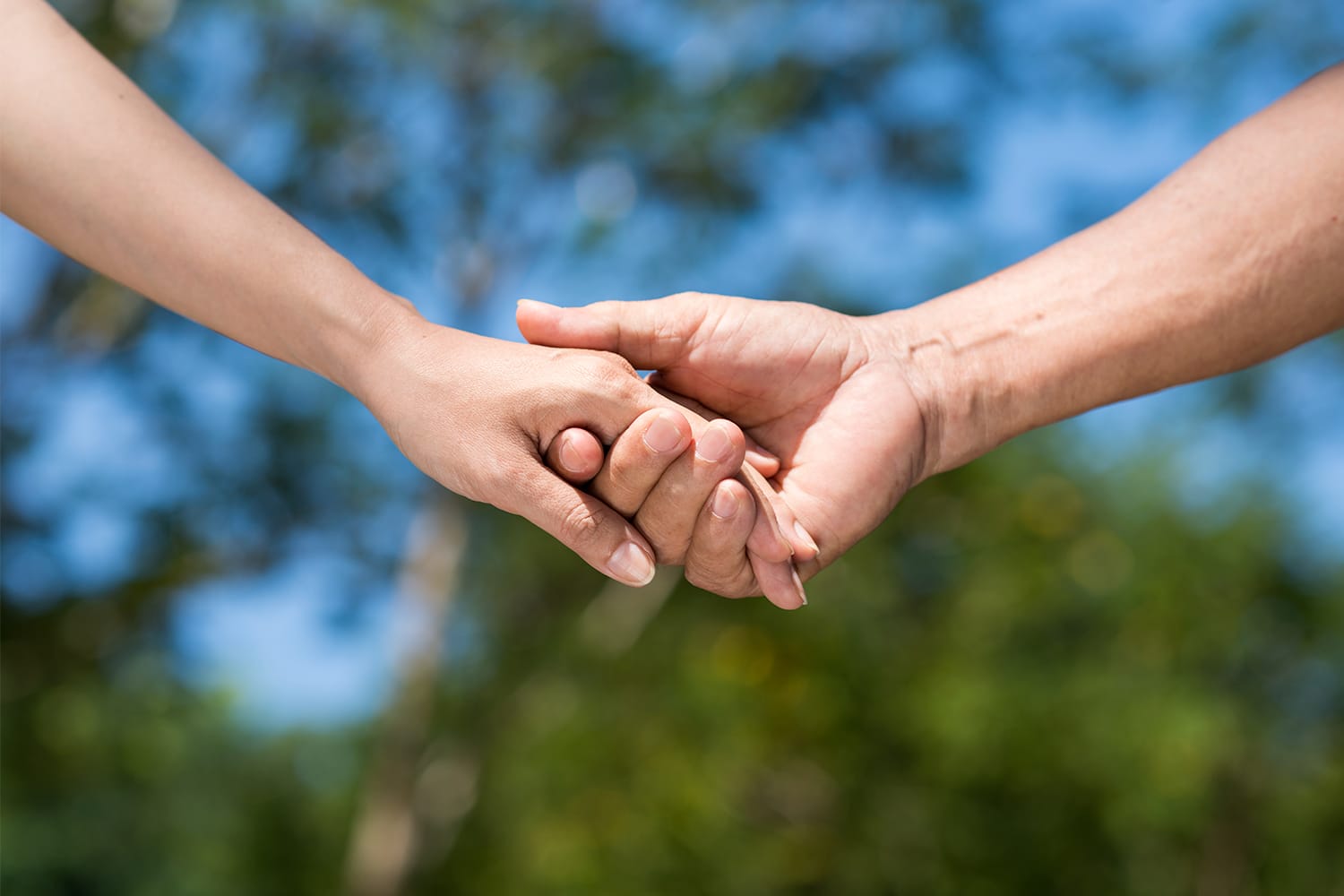 Dos personas dándose la mano